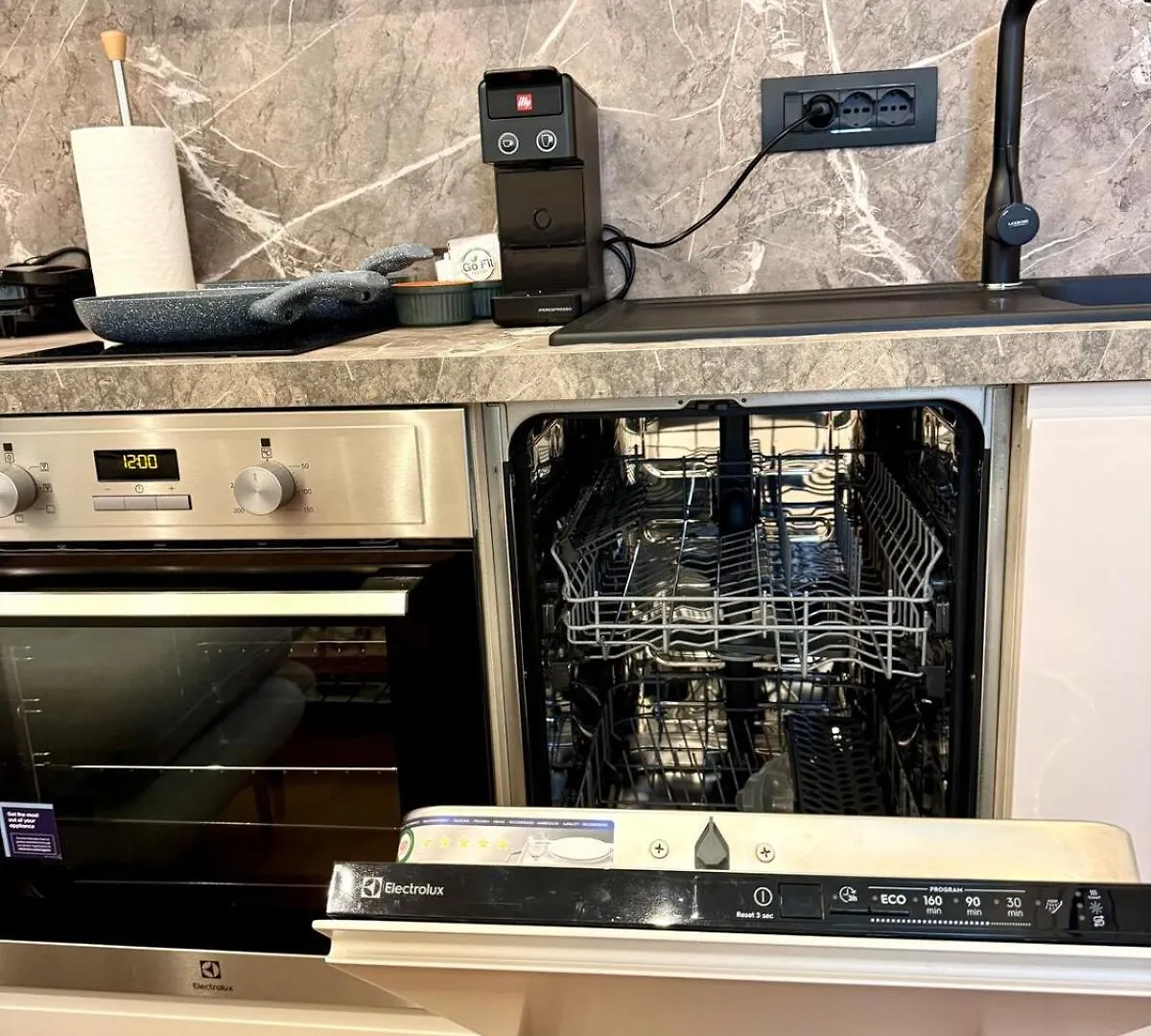 New Born Apartments Τίρανα 0*,  Αλβανία
